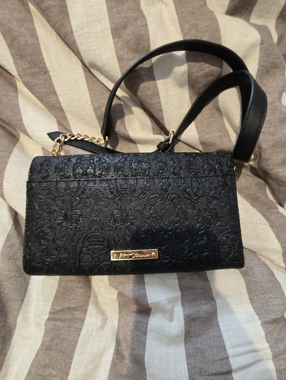 Betsey Johnson Black Embossed Crossbody Bag with Gold Skull Medallion - Picture 2 of 4